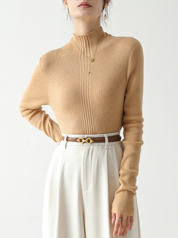 Knitted sweater with long sleeves for women