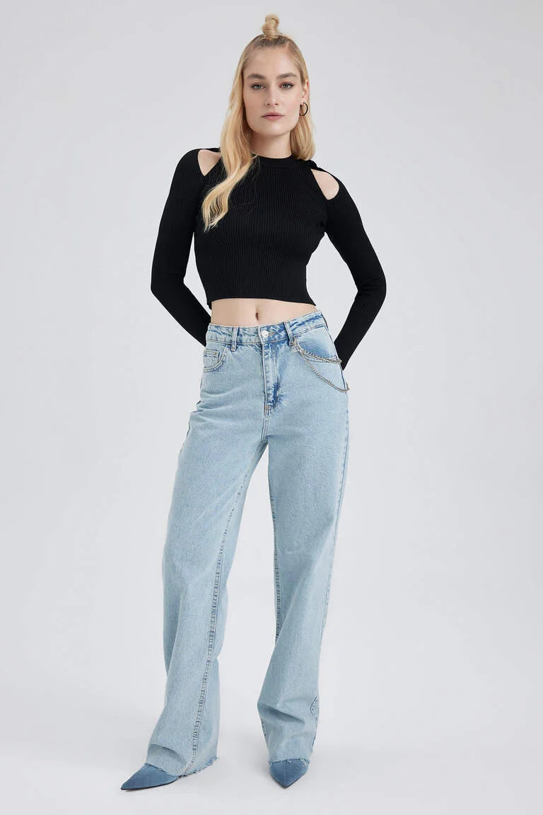 Knitted slim-fit sweater with round neck