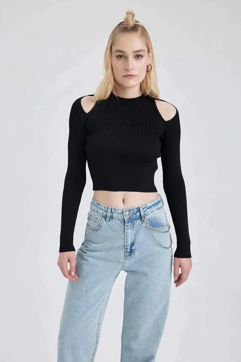 Knitted slim-fit sweater with round neck