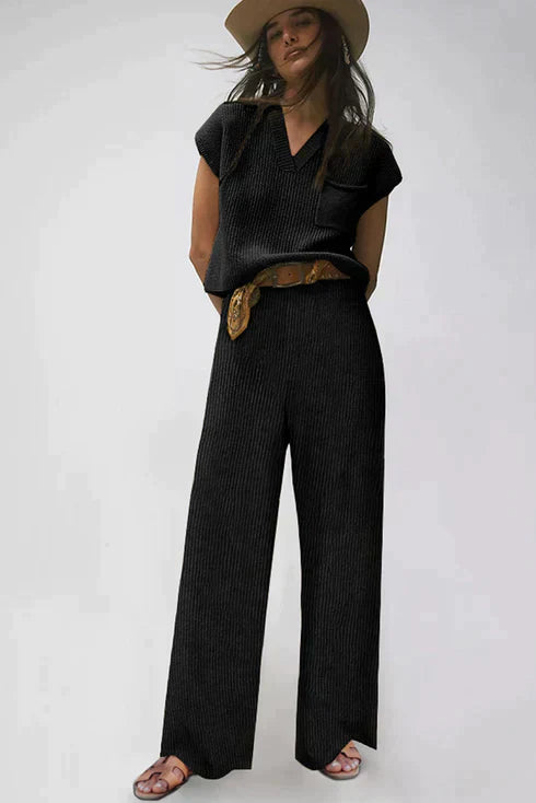 Set consisting of a knitted T-shirt with short sleeves and trousers