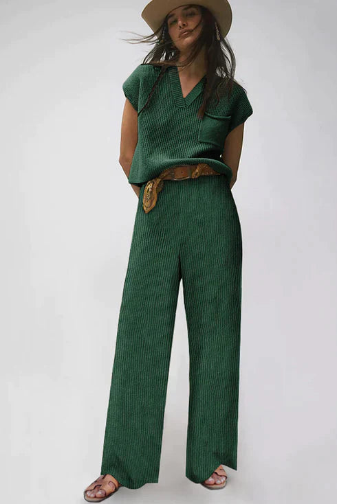 Set consisting of a knitted T-shirt with short sleeves and trousers