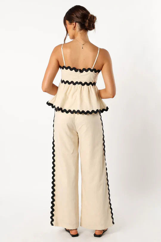 Top with round stripes and wide-leg trousers