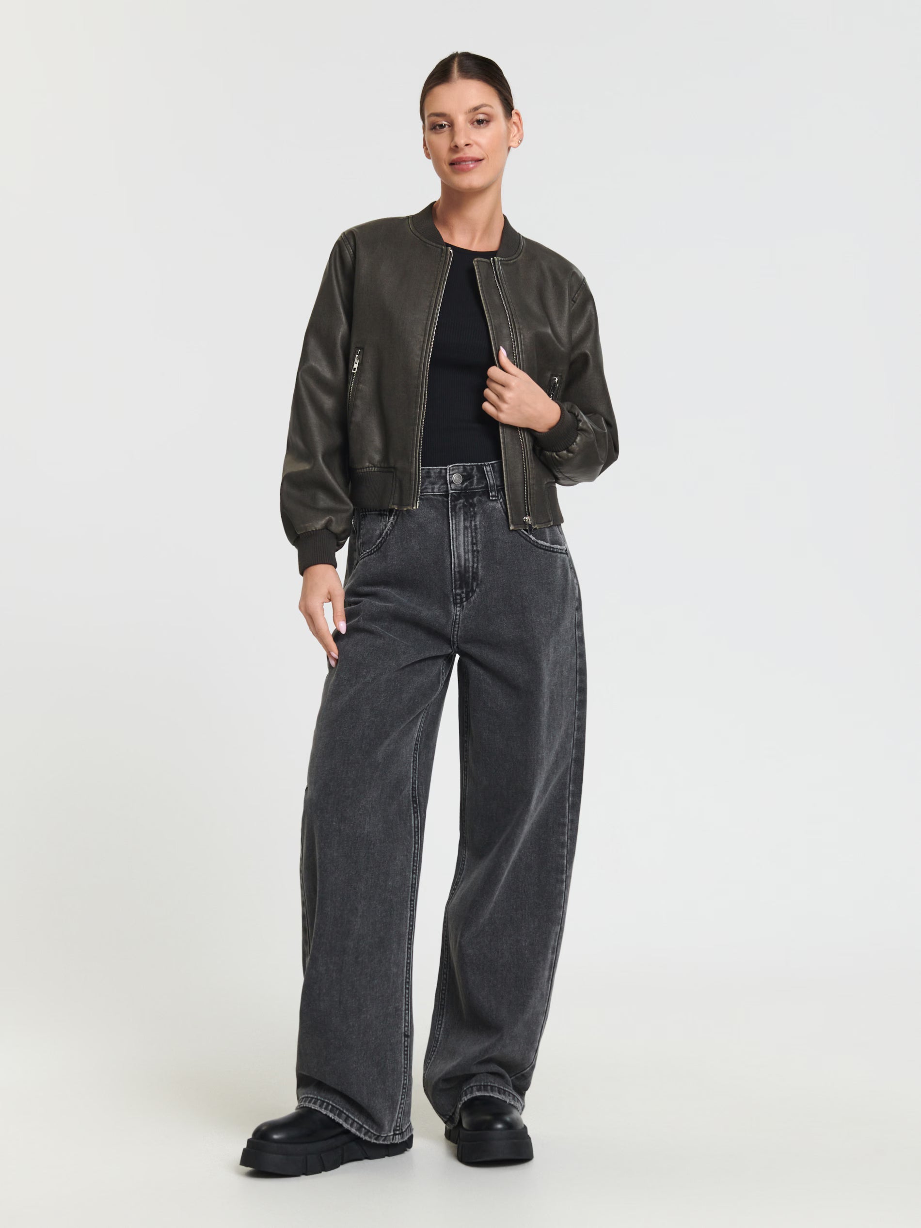 Black Jacket With Zipper And Long Sleeves